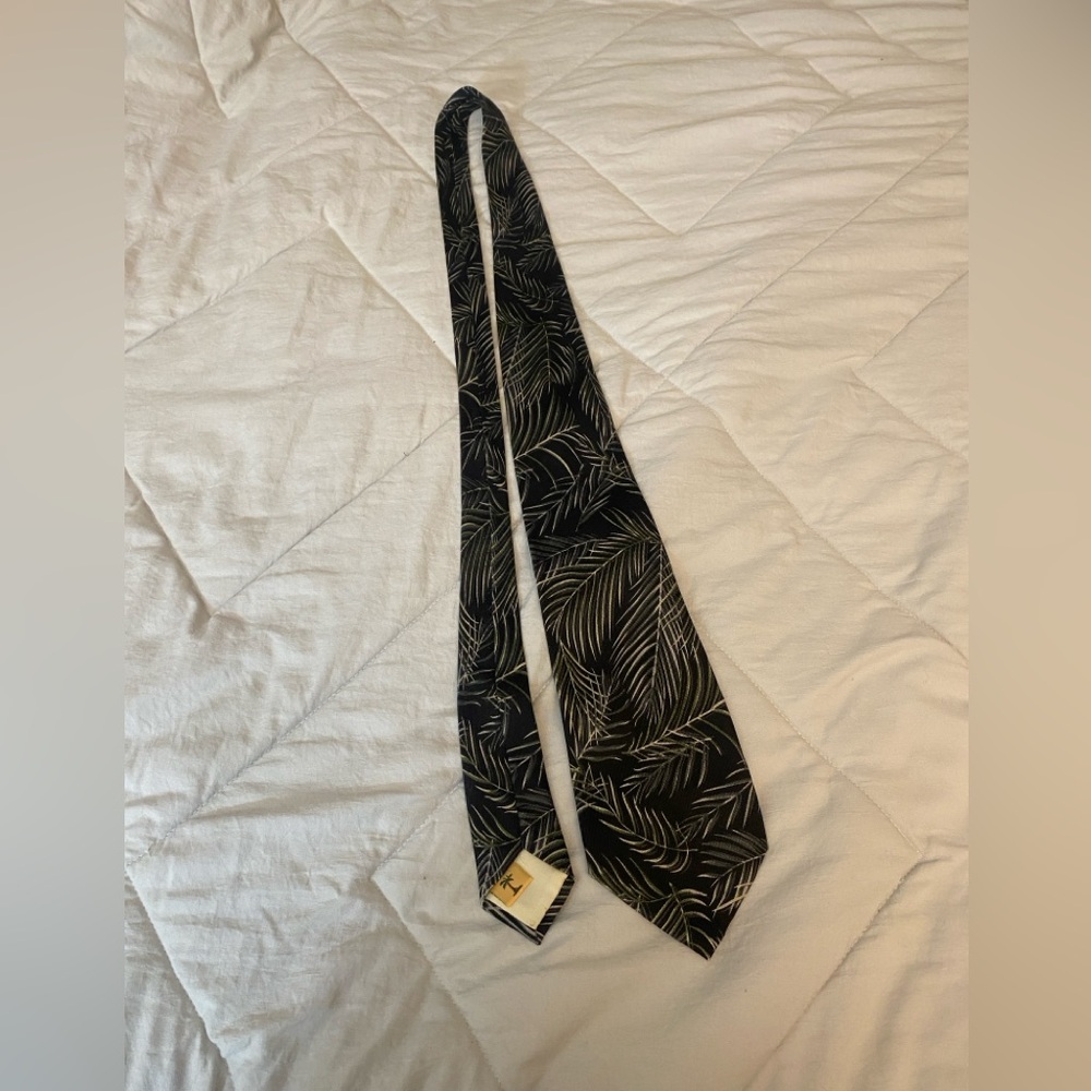 Tommy Bahama Dark Leaf Design silk Tie